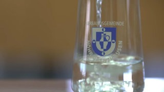 Wasser wird in ein Glas gegossen