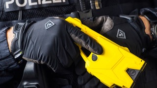 Taser in der Hand eines Polizisten