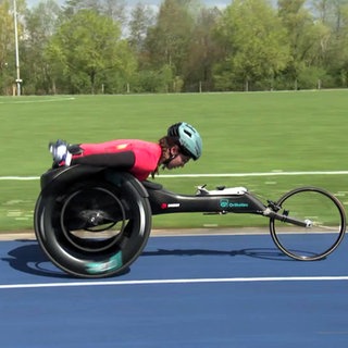 Para-Sportlerin Merle Menje trainiert auf dem Rennrollstuhl