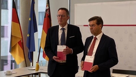 Der rheinland-pfälzische Innenminister Michael Ebling (SPD) und der Leiter des rheinland-pfälzischen Verfassungsschutzes, Elmar May, bei der Vorstellung des Verfassungschutzberichtes 2023.