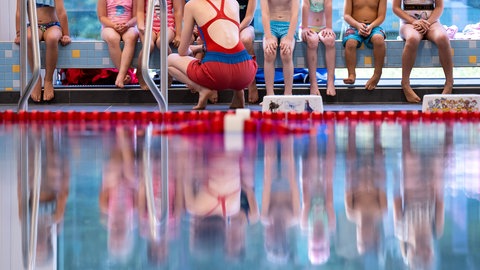 Immer weniger Kinder in Rheinland-Pfalz können schwimmen. Die Wartezeit auf einen Schwimmkurs beträgt bis zu zwei Jahre. Die Situation ist "sehr bedrohlich", sagt die DLRG.
