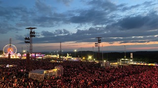 Die Menschenmenge steht bei Rock am Ring vor der Hauptbühne.