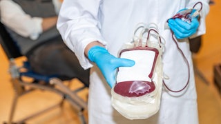 Am 14. Juni ist Weltblutspendetag - um einen Engpass während der EM und während des Sommers zu verhindern, bittet das DRK um Spenden