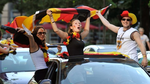 Die Fußball-EM ist gestartet - doch es gibt Regeln, die Fans beim Jubeln und Feiern beachten müssen.