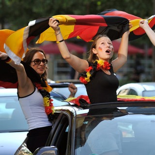 Die Fußball-EM ist gestartet - doch es gibt Regeln, die Fans beim Jubeln und Feiern beachten müssen.