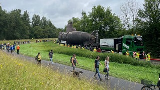 Das U-Boot 17 auf seinem Weg  zum Rheinufer in Speyer: Viele Schaulustige säumen den Weg.