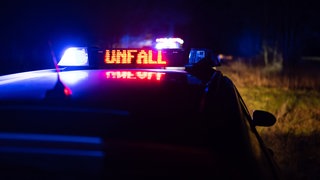 In der Nacht auf Sonntag endete ein Unfall auf der A65 im Rhein-Pfalz-Kreis tödlich. Eine Frau war bei Dannstadt-Schauernheim mit ihrem Auto gegen die Schutzplanke gekracht.