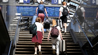 Einige Eltern verlängern die Sommerferien künstlich, um mit ihren Kindern früher in den Urlaub aufbrechen zu können (Symbolbild). 