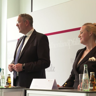 Alexander Schweitzer und Dörte Schall bei einer PK