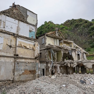 Die Flut: Wie konnte es zu dieser katastrophe im Ahrtal kommen? Noch immer werden in den von der Flutkatastrophe betroffenen Orten zahlreiche Gebäude renoviert oder warten auf ihren Abriss.
