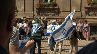 Teilnehmer der Demonstration "Marsch fürs Leben" in Speyer mit Israel-Flagge, demonstrieren gegen ANtisemitismus