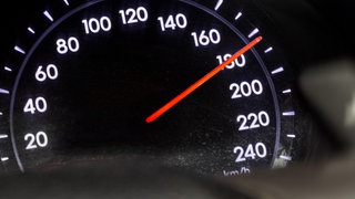 Mit 180 kmh floh ein 17-jähriger Autofahrer bei Wittlich vor der Polizei.