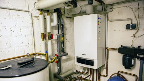 Um sich vor Kohlenmonoxid-Austritten zu schützen, sollte man Gasthermen regelmäßig warten lassen.