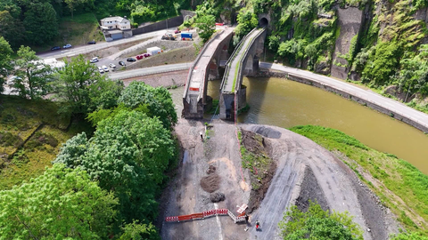 Ein Sperrgebiet im Ahrtal. Dort arbeitet derzeit auch Anja Opdenberg. Sie ist eine der Expertinnen und Experten, die im Ahrtal den Wiederaufbau vorantreiben. 2025 sollen im Ahrtal wieder Züge rollen.
