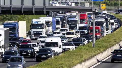 Stau auf der Autobahn zum Start der Ferien (Archiv)