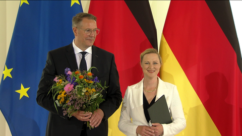 Der neue Ministerpräsident ernennt selbst seine Nachfolgerin Dörte Schall im Ministeramt. 
