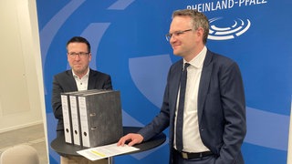 Der Untersuchungsausschuss zur Ahrflut im rheinland-pfälzischen Landtag hat den Abschlussbericht beschlossen. Der Ausschussvorsitzende Martin Haller (SPD) sagte, der 2.100 Seiten starke Bericht werde am 2. August online veröffentlicht. 