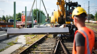 Die Arbeiten zur Sanierung der Riedbahn haben begonnen. Die wichtige Verbindung zwischen Frankfurt und Mannheim ist monatelang gesperrt.