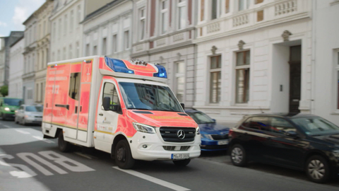 Ein Rettungswagen ist mit Blaulicht und Sirene auf dem Weg zum Einsatzort.