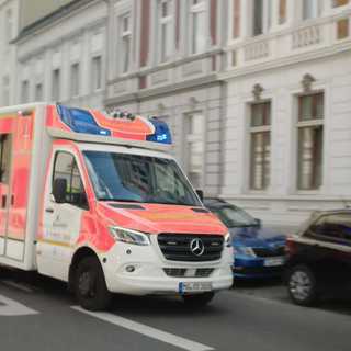 Ein Rettungswagen ist mit Blaulicht und Sirene auf dem Weg zum Einsatzort.