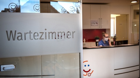 Empfang einer Arztpraxis.