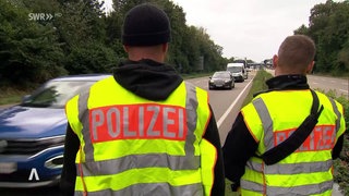 Zwei Polizisten an Grenzkontrollen