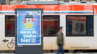 Das Deutschlandticket wird teurer - die Entscheidung sorgt unter anderem bei Fahrgastverbänden für Kritik. 