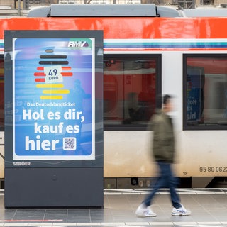 Das Deutschlandticket wird teurer - die Entscheidung sorgt unter anderem bei Fahrgastverbänden für Kritik. 