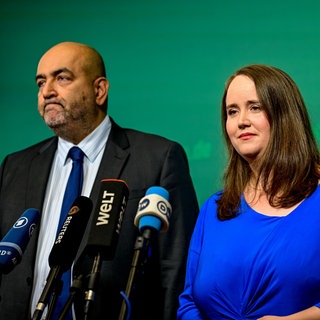 Grünen-Parteivorsitzende Ricarda Lang (r) und Omid Nouripour sprechen bei einer Pressekonferenz in der Bundesgeschäftsstelle Bündnis 90Die Grünen.