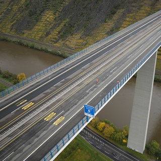 Die Moseltalbrücke Winningen in Rheinland-Pfalz musste sich bereits einem Stresstest unterziehen, um die Sicherheit der Brücke zu prüfen.