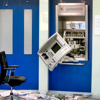 Experten untersuchen einen gesprengten Geldautomaten