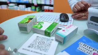Mehrere Medikamente liegen bei der Apotheke an der Kasse