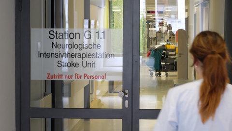Eine Tür des Bereiches für Schlaganfall-Intensivmedizin in einer Klinik (Sujetbild) 