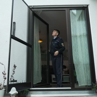 Polizistin checkt Wohnung