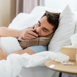 Kranker Mann im Bett: Immer mehr Keuchhustenfälle in RLP