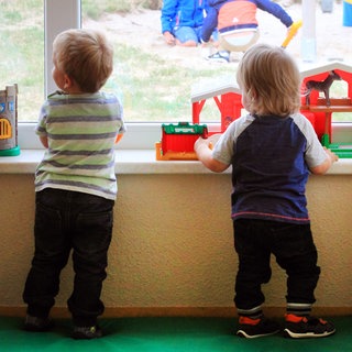 Kinder spielen in einer Kindertagesstätte. Der rheinland-pfälzische Landtag debattiert über die Lage der Kindertagesstätten. Die CDU-Fraktion fordert mehr Personal und mehr Geld vom Land.