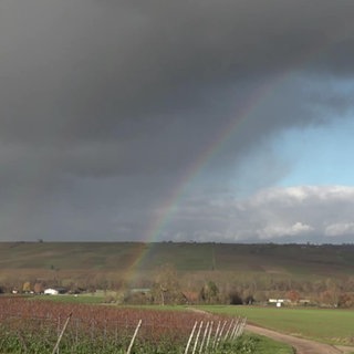 Regenbogen über Tal