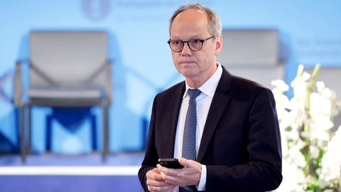Nach der Entscheidung der Ministerpräsidenten zum Rundfunkbeitrag will ARD-Intendant Kai Gniffke an der Verfassungsbeschwerde festhalten.