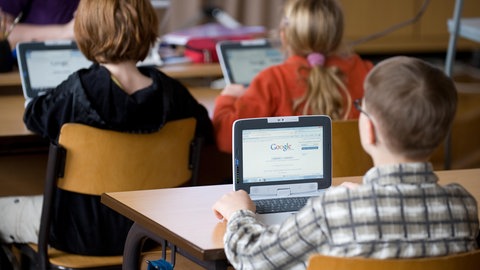 Bund und Länder haben sich auf einen neuen Digitalpakt für die Schulen geeinigt. So sollen unter anderem mehr Geräte wie Laptops angeschafft werden. 