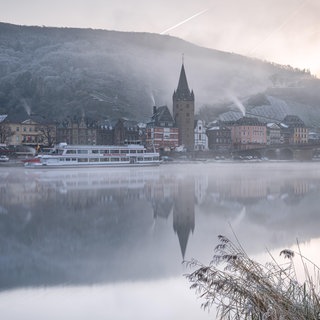 Ein Panoramabild von Bernkastel an einem kalten und nebligen Wintertag.