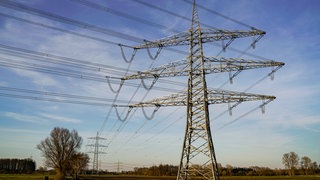 Stromleitungen in Landschaft 