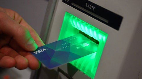 Geflüchtete in Rheinland-Pfalz sollen mit der Bezahlkarte künftig bis zu 130 Euro abgeheben können (Symbolbild).