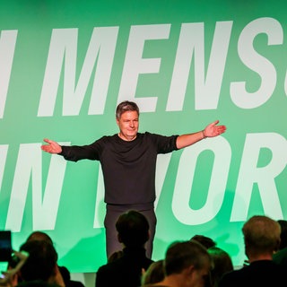 Robert Habeck (Bündnis 90Die Grünen), Bundeswirtschaftsminister und Kanzlerkandidat seiner Partei, steht bei einer Wahlkampfveranstaltung im Alten Postlager in Mainz auf der Bühne. 