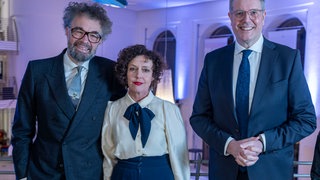 Regisseurin Maria Schrader vor der Verleihung der Carl-Zuckmayer-Medaille des Landes Rheinland-Pfalz zusammen mit ihrem Lebensgefährten Jan Schomburg (l.) und RLP-Ministerpräsident Alexander Schweitzer (SPD).