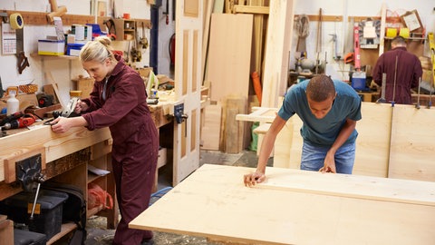 Ob Handwerk oder Industrie oder Handel - überall fehlen Fachkräfte. Menschen aus Nicht-EU-Ländern zu rekrutieren, ist an viel Bürokratie geknüpft. Nun wird das Hilfsangebot für Betriebe ausgebaut.