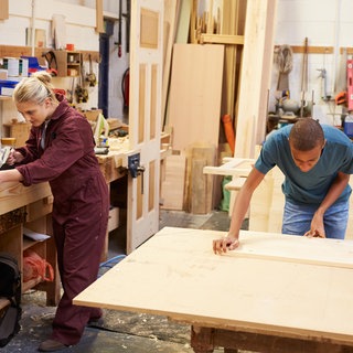 Ob Handwerk oder Industrie oder Handel - überall fehlen Fachkräfte. Menschen aus Nicht-EU-Ländern zu rekrutieren, ist an viel Bürokratie geknüpft. Nun wird das Hilfsangebot für Betriebe ausgebaut.