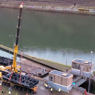 Baustelle zum Einbau des Torflügels