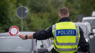 Grenzkontrolle: Polizisten kontrollieren Fahrzeuge auf der A64 bei Trier 