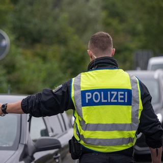 Grenzkontrolle: Polizisten kontrollieren Fahrzeuge auf der A64 bei Trier 