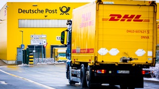 Ein DHL-Transporter vor einem Zentrum der Deutschen Post. Die Gewerkschaft ver.di hat zu Streiks aufgerufen im Tarifkonflikt. Betroffen sind in RLP Mainz, Trier, Wittlich und Bitburg.